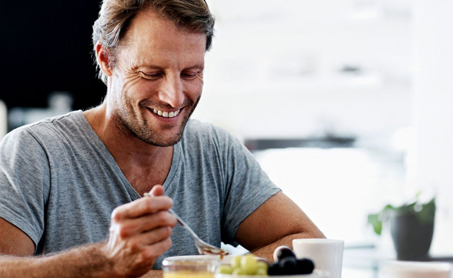 Homem se alimentando para ter uma saúde adequada após resultados de exames