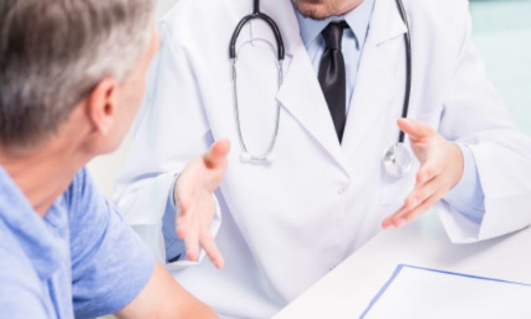 Médico Orientando paciente sobre os tratamentos contra disfunção erétil