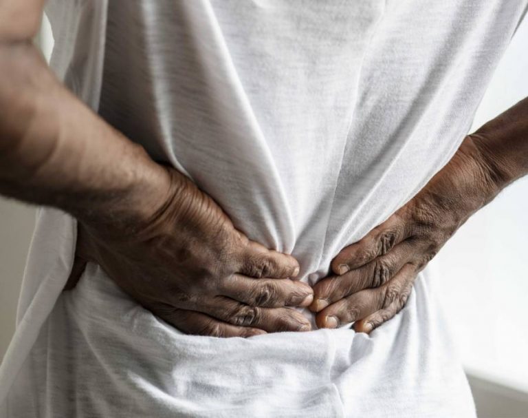 Homem com dor por causa de infecção urinária